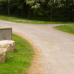 ...noch ist der Text durch einen Sandsteinblock verdeckt