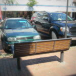 Sitzbank mit Blick auf parkende Autos - Marktstraße