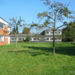 Idyllische Grünanlage zwischen Südstadt-Bistro und St. Paulus Kirche