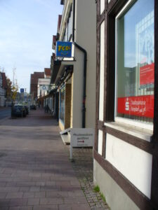 kein Hinweisschild zu sehen - nur ein unscheinbarer Werbeaufsteller