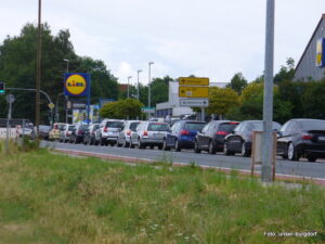 Autoschlangen vor Lidl-Kreuzung
