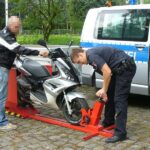 Polizei bei der Kontrolle eines Kraftrades