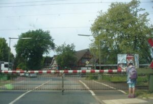 Kind vor Bahnschranke
