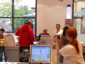 Bürgermeister Alfred Baxmann beim kassieren