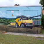 Mähdrescher auf Trafostation